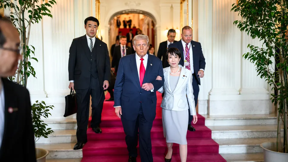 „Prezydent Donald Trump bierze udział w spotkaniu dwustronnym z japońską premier Sanae Takaichi”